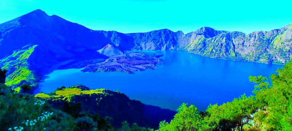 Danau Cantik di Puncak Gunung gunung rinjani